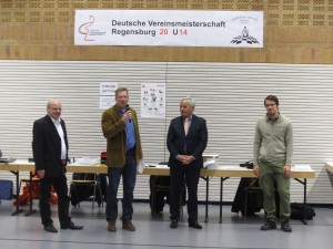 Eröffnung durch Veranstalter, Bürgermeister und weitere Funktionäre im Jugendschachbereich.