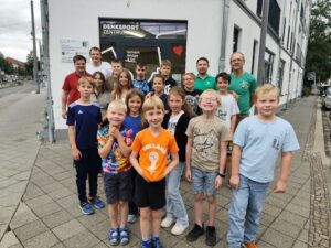 Gruppenbild mit Teilnehmern und Trainern