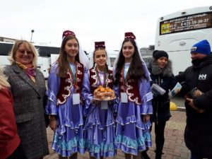 Süße Begrüßung in tatarischer Tracht