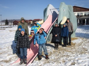 Gruppenfoto bei klirrender Kälte und strahlendem Sonnenschein, es fehlen Phillipp und Merten 